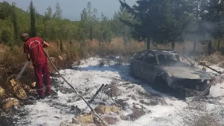 Otomobili saran alevler ormana sıçramadan söndürüldü