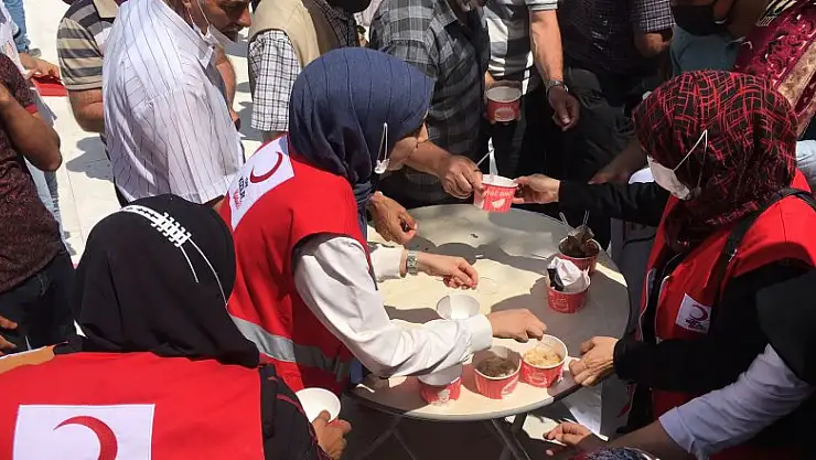 Kızılay Kulu'da aşure dağıttı