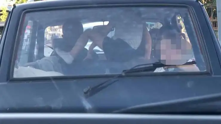 2 çocuğun araçtaki tehlikeli yolculuğu