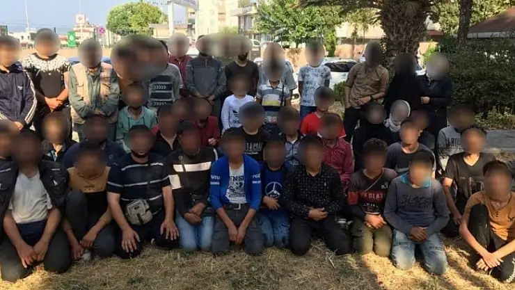 Bir minibüsten 50 kaçak göçmen çıktı: 3 gözaltı