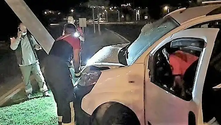 Kontrolden çıkan araç aydınlatma direğini devirdi: 2 yaralı