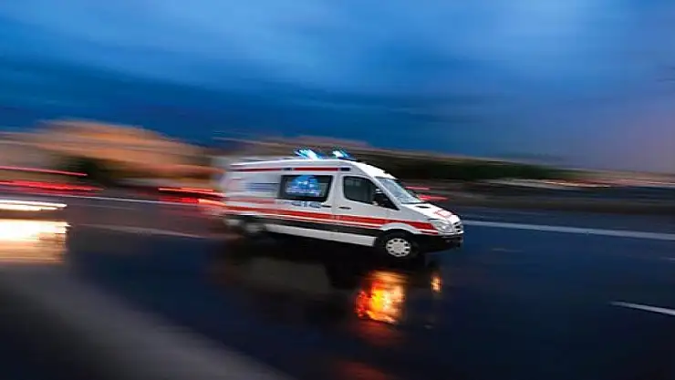 Devrilen traktörün altında can verdi