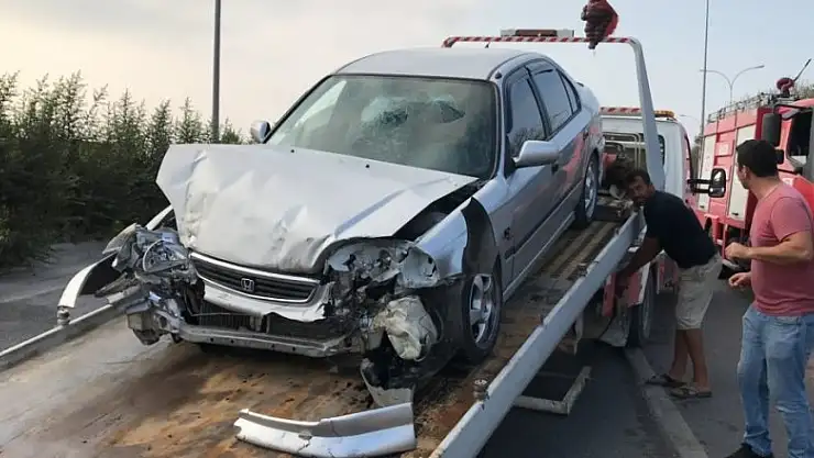 Tırın altına giren otomobilde bulunan 3 kişi yaralandı