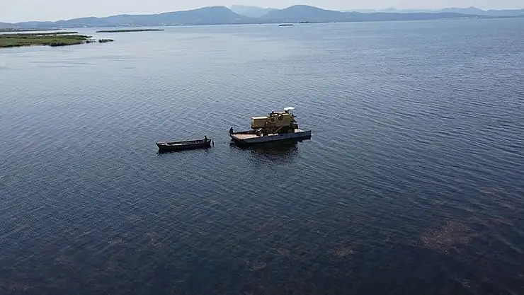 Beyşehir'de biçerdöver gölde 'yüzdürülerek' karşı kıyıya geçirildi