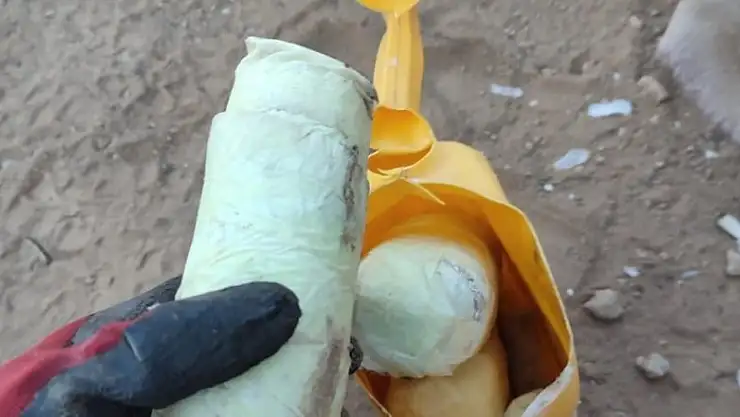 Van'da taşların arasında saklanmış 2 kilogram reçine esrar ele geçirildi