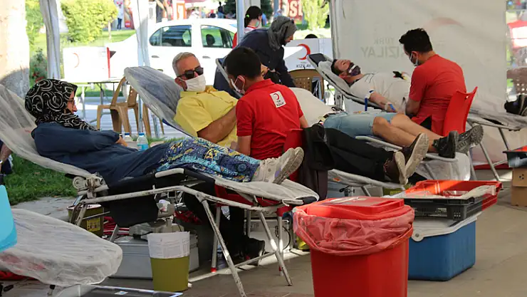 Konya'da Kızılay tarafından 'Konya Hayat Veriyor' kan bağışı etkinliği düzenleniyor