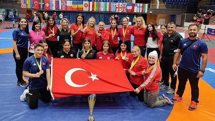 Kadın Güreşçilerimiz Şampiyon