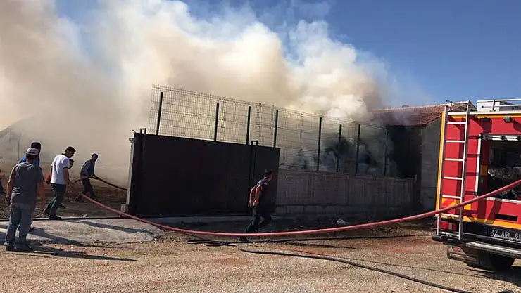 Kulu'da çıkan ağıl yangını güçlükle söndürüldü