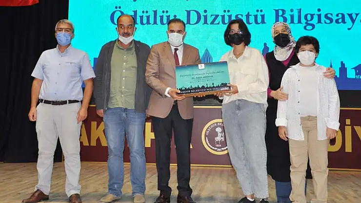 Başarılı öğrencileri ödüllendirdi