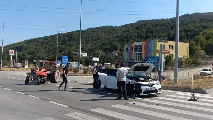 Amasya'da otomobil ile traktör çarpıştı: 4 yaralı