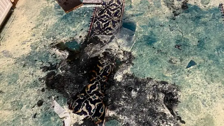 Kadıköy'de tarihi cami kundaklandı, o anlar kameraya yansıdı