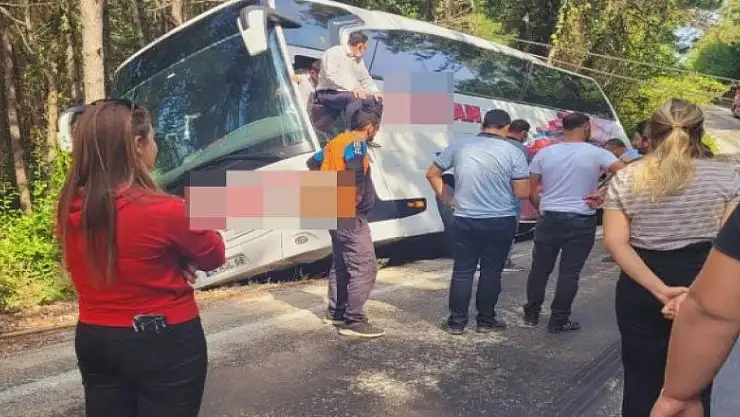 35 yolcusu bulunan otobüs, uçurumun kenarında asılı kaldı