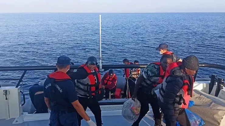 Yunan askerinin Türk karasularına ittiği 16 göçmen kurtarıldı