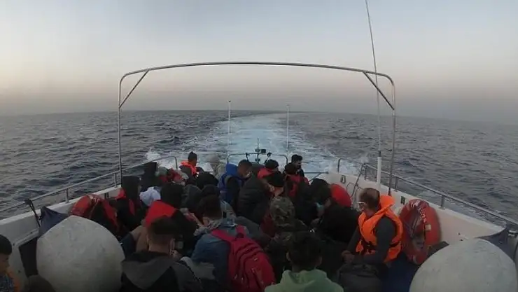 İzmir açıklarında 75 düzensiz göçmen kurtarıldı