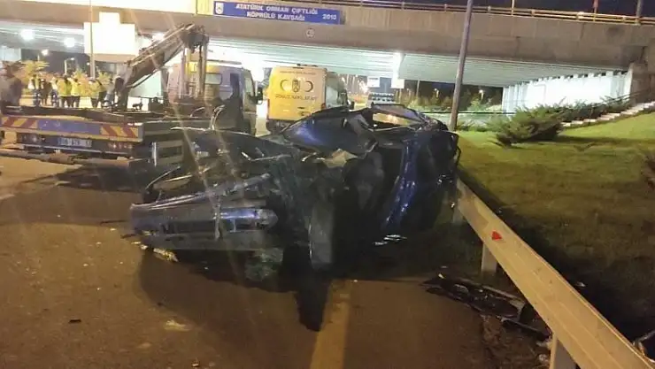 Aydınlatma direklerine bakım yapan işçilere araba çarptı: 2 ölü, 2 yaralı