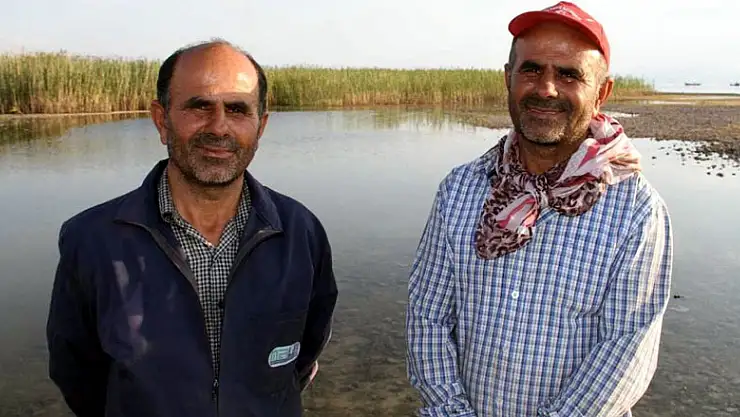 Beyşehir'de muhtar aynı mahallede yaşadığı ikiz kardeşinden dolayı ilginç anlar yaşıyor