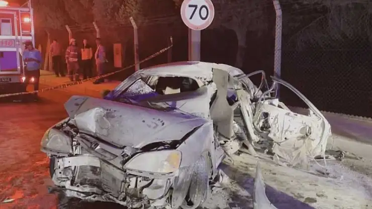 Beton bariyerlere çarpan otomobil alev aldı: 1 ölü, 1'i ağır 3 yaralı