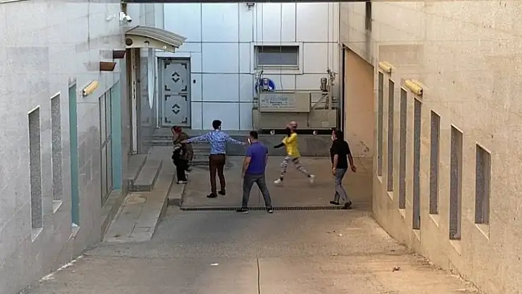 Bebeği canlı canlı gömmeye çalışan anne ve anneannenin şaşırtan ifadesi