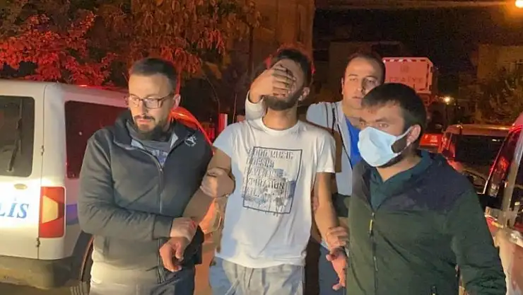 Sinir krizi geçiren genç kendini kilitlediği evde eşyaları kırıp, evi ateşe verdi