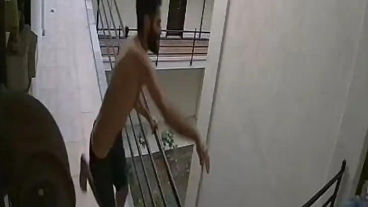 Fırlattığı bıçak isabet etmeyince, koşup yakalayarak sırtına sapladı