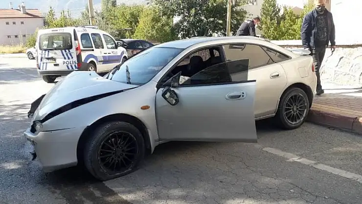 Konya'da otomobilin duvara çarptığı kazada 2 kişi yaralandı