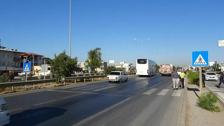 Minibüsten indi otomobilin altında kaldı