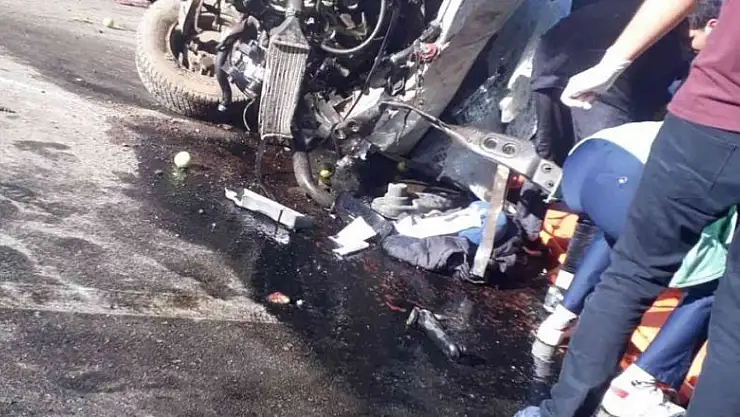 Minibüs ile kamyonet çarpıştı: 1 ölü, 6 yaralı