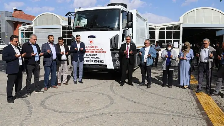 Çevre ve Şehircilik Bakanlığı Ilgın Belediyesi'ne çöp toplama aracı hibe etti