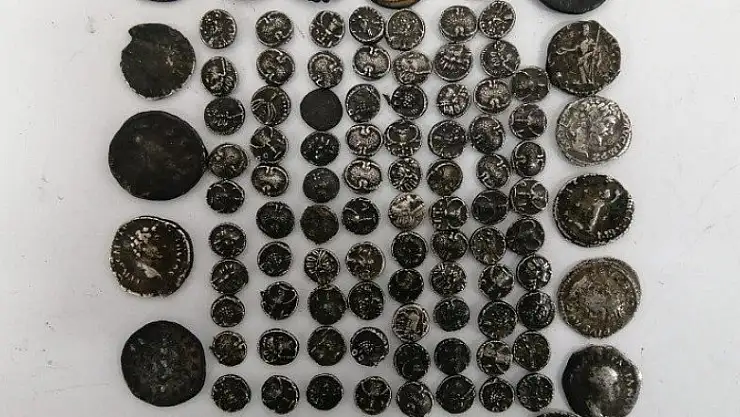 Yolcunun üzerinde Roma dönemine ait 102 adet gümüş sikke ele geçirildi