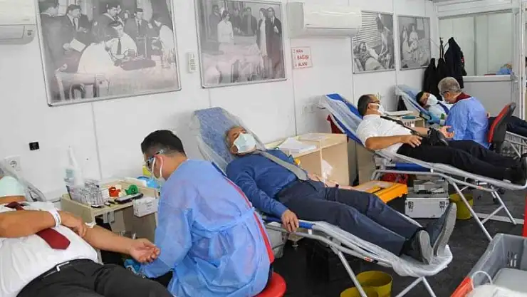 Başkan Akkaya ve belediye personeli kan bağışında bulundu