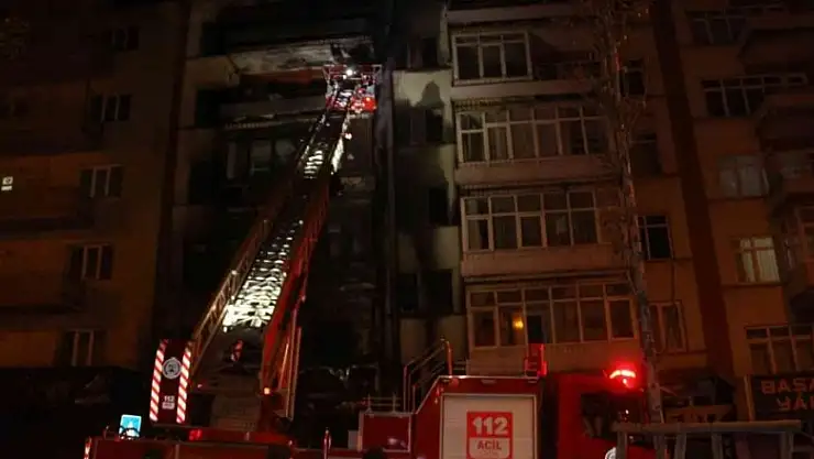 5 katlı bina küle döndü: Yanan evlerini gözyaşları içerisinde izlediler