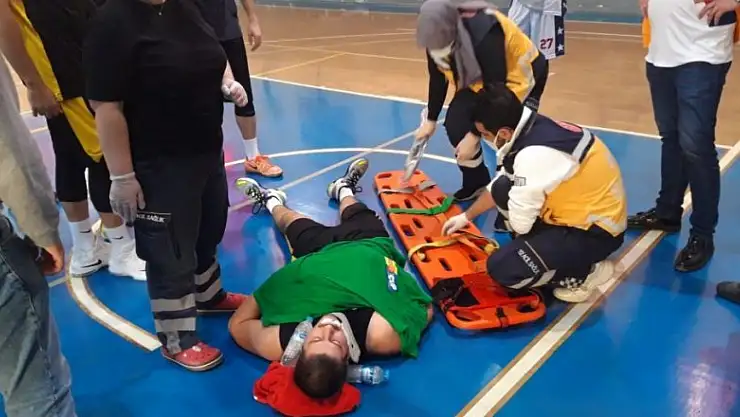 Genç basketçi sahada yere yığıldı