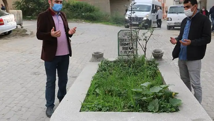 Yol ortasında 'sır mezar' mahalleliyi ikiye böldü