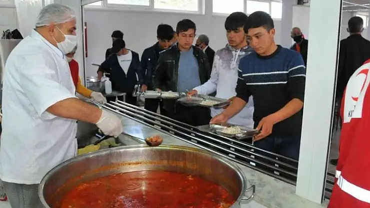 İlçe protokolü aşevinde öğrencilerle birlikte yemek yedi