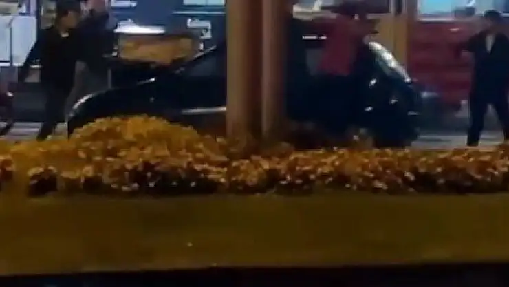 Tekme, yumruk yetmedi cam şişeyle saldırdılar