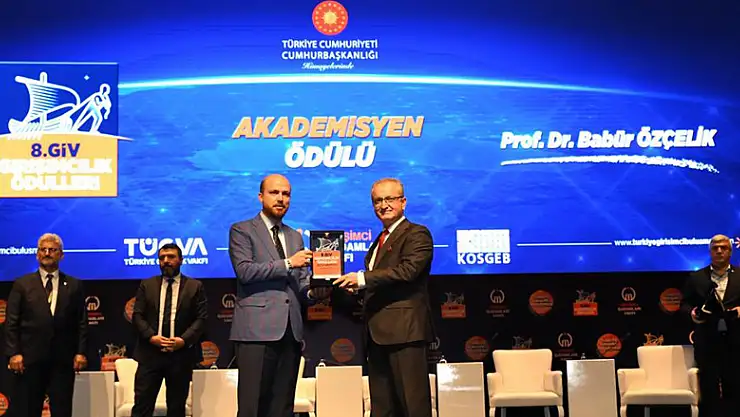 Babür Özçelik'e Yılın Akademisyeni ödülü verildi