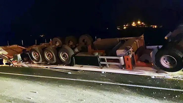 Refüje çarpan tır yan yattı: 1 ölü