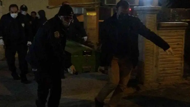 Tartıştığı kızını boynundan bıçaklayarak öldürdü