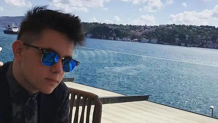 Dehşet! Anne ve babasını öldürüp canına kıydı