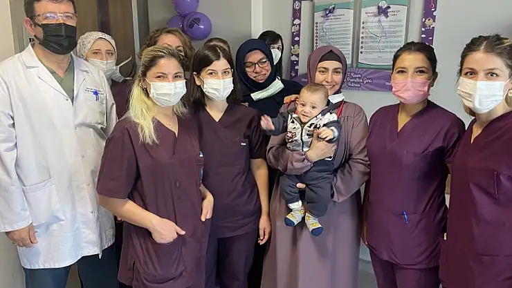 Prematüre çocuklar için pasta kestiler