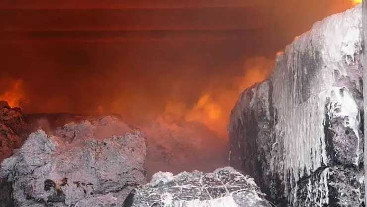 Tekstil fabrikasındaki yangına 3 saattir devam ediyor