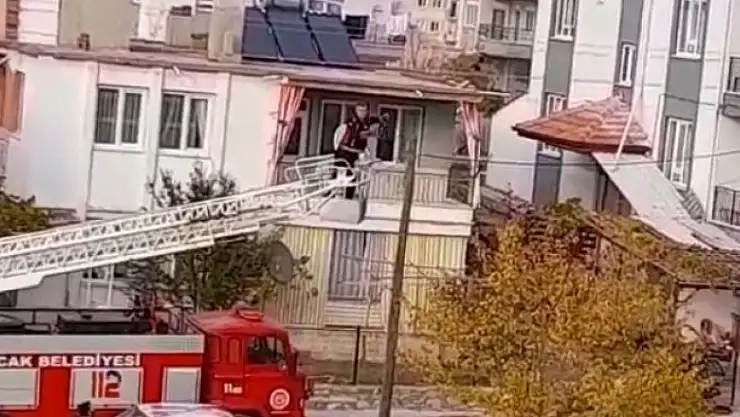 İtfaiye eri kediyi kurtarıp kendi düştü