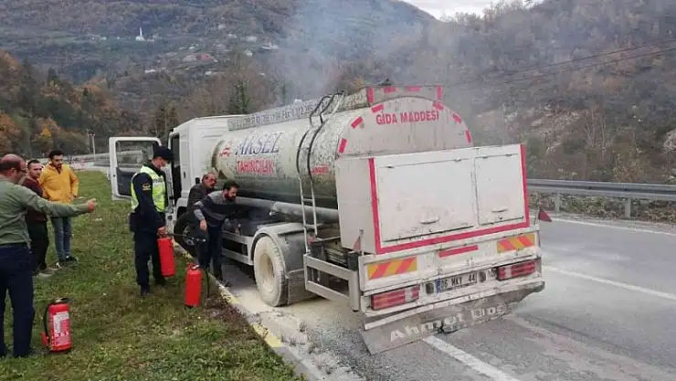 Lastiği alev alan tankeri yanmaktan jandarma ekipleri kurtardı