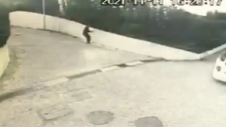 El frenini çekmeyi unutan sürücü kamyonetin altında kalmıştı: Feci olay kameraya yansıdı