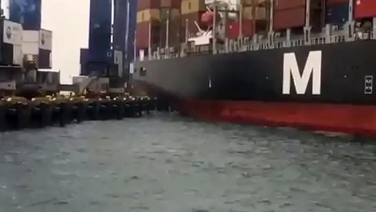 Ambarlı Limanı'nda yük gemisi iskeleye çarptı!