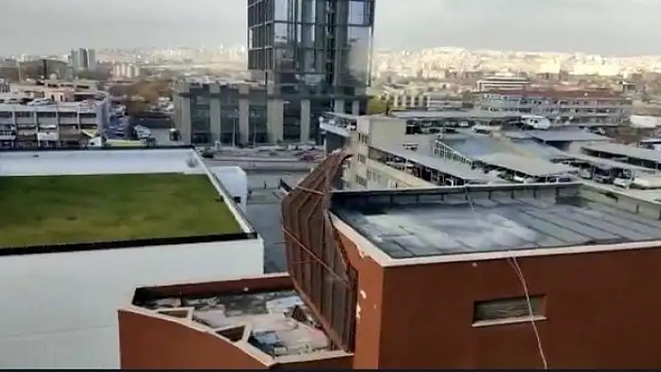 Ankara'da şiddetli rüzgar bir iş merkezinin çatısını uçurdu