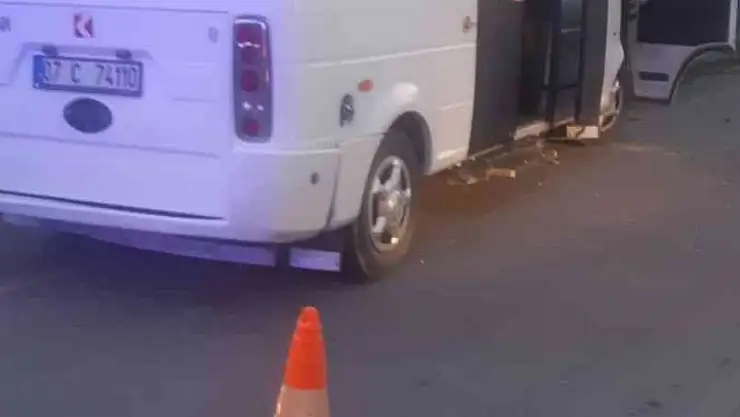 Okul servisi ağaca çarptı: 8 yaralı