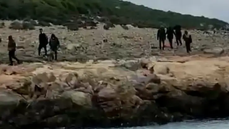 Yunanistan unsurlarınca denize atılan 8 düzensiz göçmen kurtarıldı