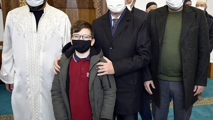 Başkan Pekyatırmacı öğrencilerle birlikte saf tuttu