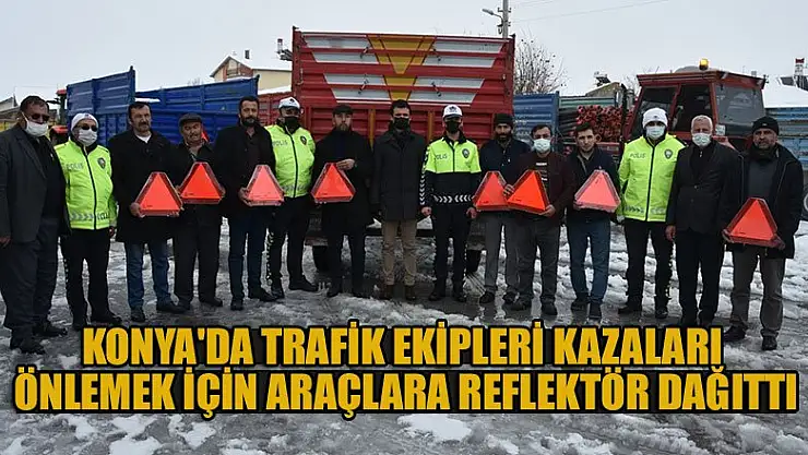 Konya'da trafik ekipleri kazaları önlemek için araçlara reflektör dağıttı